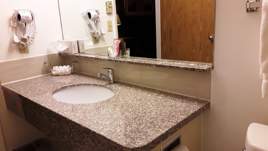 Canway Inn & Suites Dauphin Luaran gambar